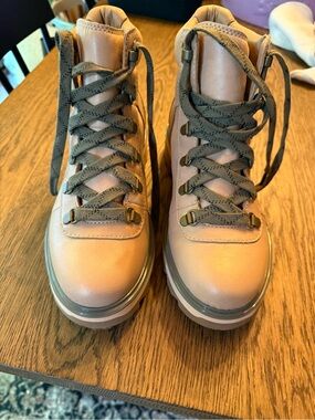 Sorel New Women’s Tan Lace-Up Platform Hiking Boots
